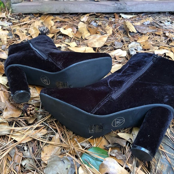 Boutique black velvet trendy circle block booties - Picture 7 of 8